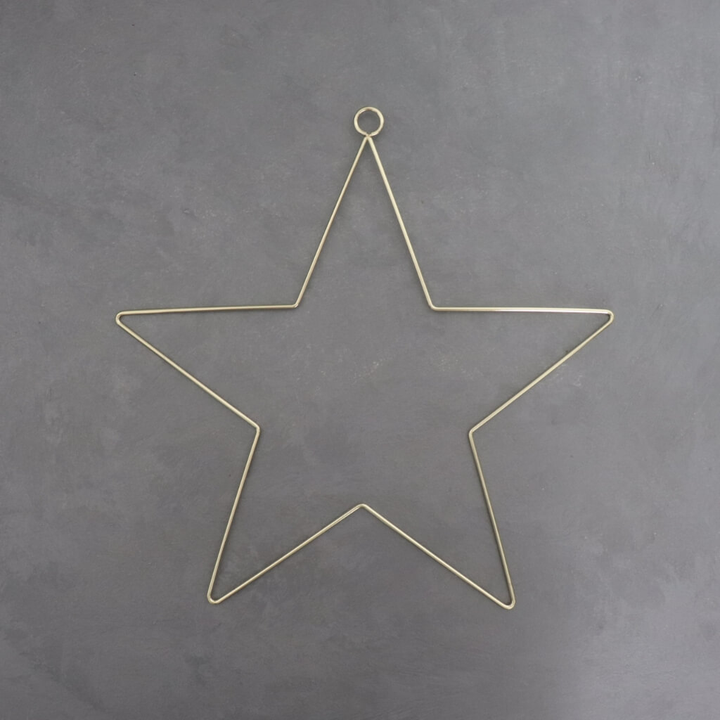 Kovová dekorační hvězda s očkem – zlatá, průměr 28 cm, elegantní kovová dekorace